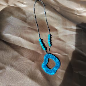 Collier résine bleu