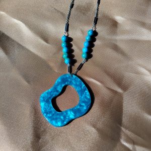 Collier résine bleu