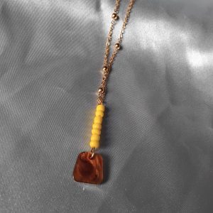 Collier perle de rocaille et résine jaune