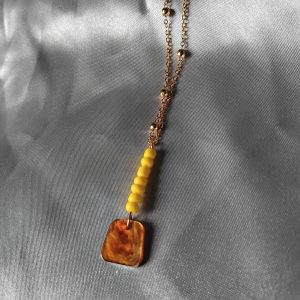 Collier perle de rocaille et résine jaune