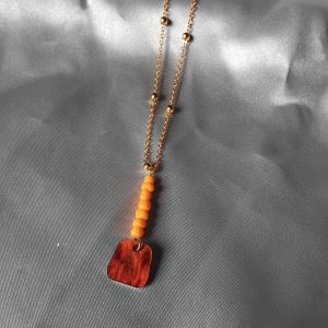 Collier perle de rocaille et résine orange