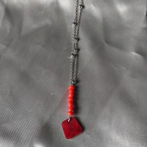 Collier perle de rocaille et résine rouge