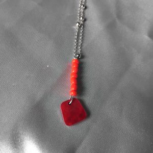 Collier perle de rocaille et résine rouge