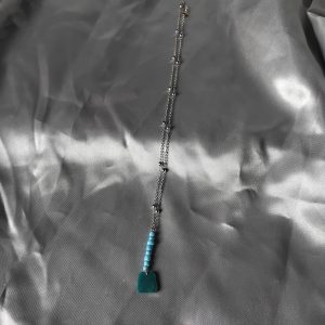 Collier perle de rocaille et résine bleu