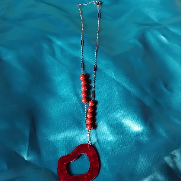Collier résine rouge - Image 3