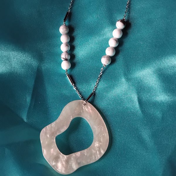 Collier résine blanc - Image 4
