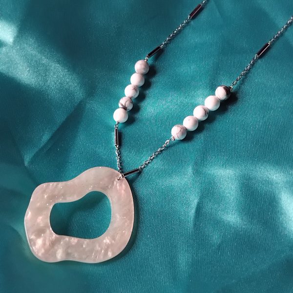 Collier résine blanc - Image 3