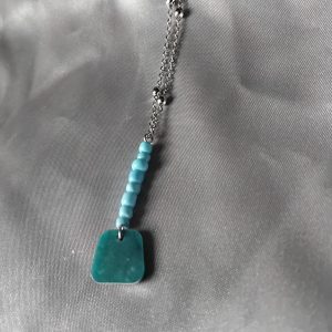 Collier perle de rocaille et résine bleu